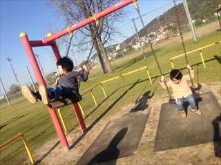 PONさん 公園で子供と遊んでいるところ